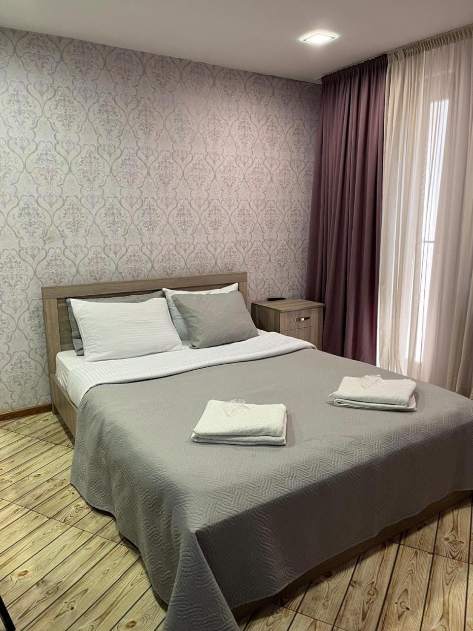 Bed, towels