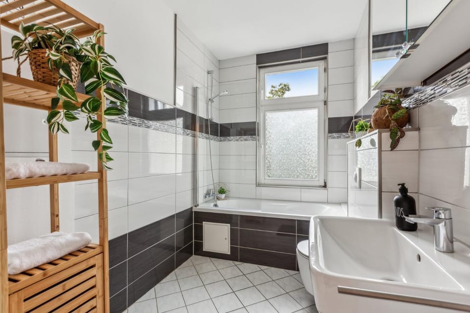 Shower, Bathroom, Kitchen or kitchenette, Bath, towels