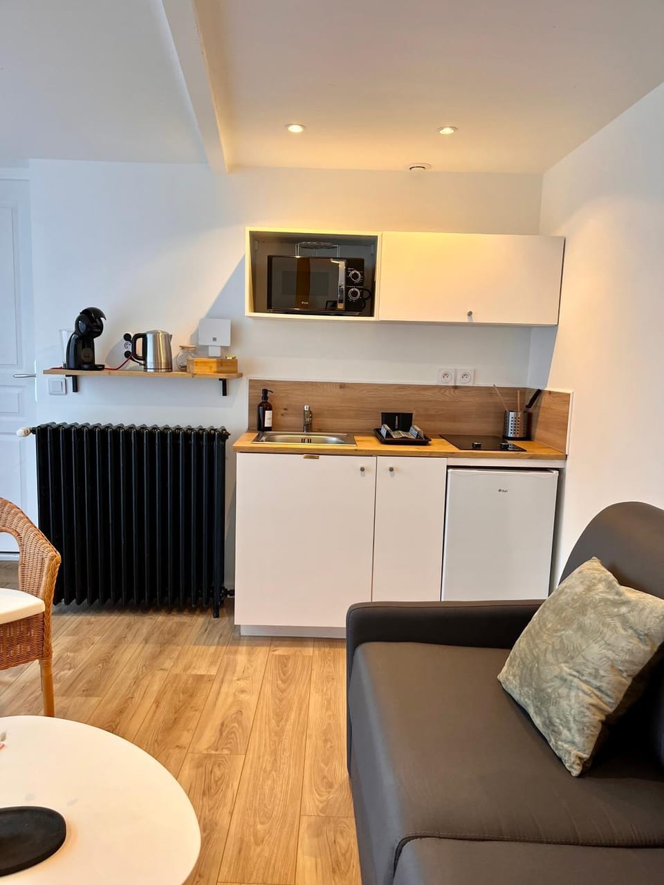 Coffee/tea facilities, Kitchen or kitchenette, Living room, stove