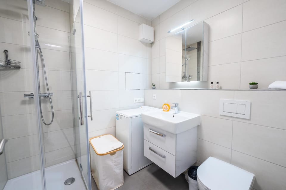 Shower, Toilet, Bathroom, towels
