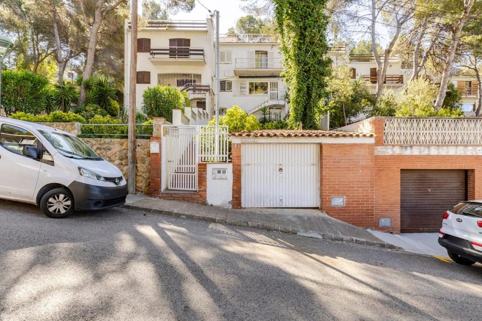 Property building, Day, Street view, Parking