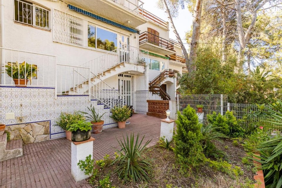 Property building, Day, Garden, Garden view