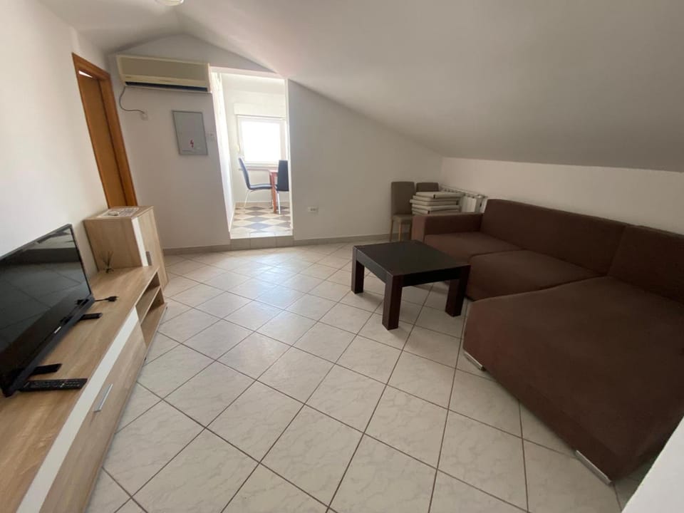 Communal lounge/ TV room, TV and multimedia, Living room, Seating area
