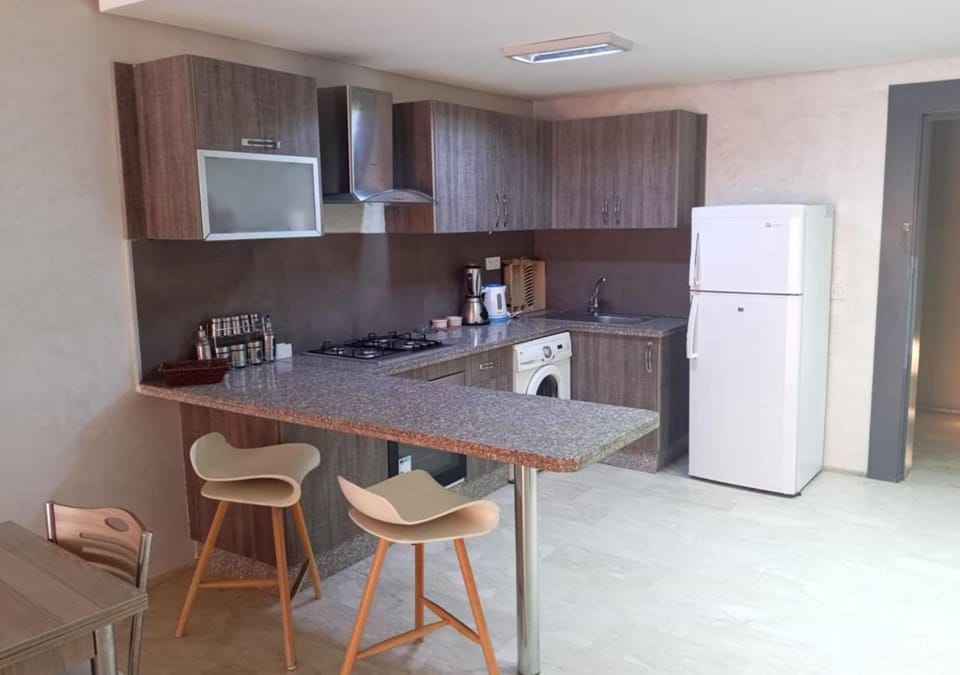 Coffee/tea facilities, Dining area, oven, stove, toaster