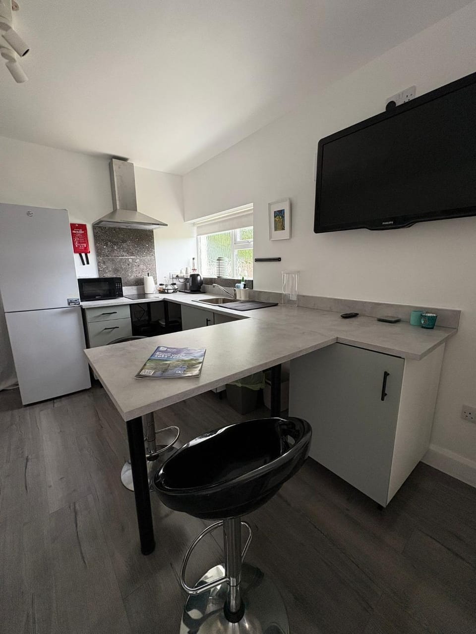 TV and multimedia, Kitchen or kitchenette, Dining area, stove