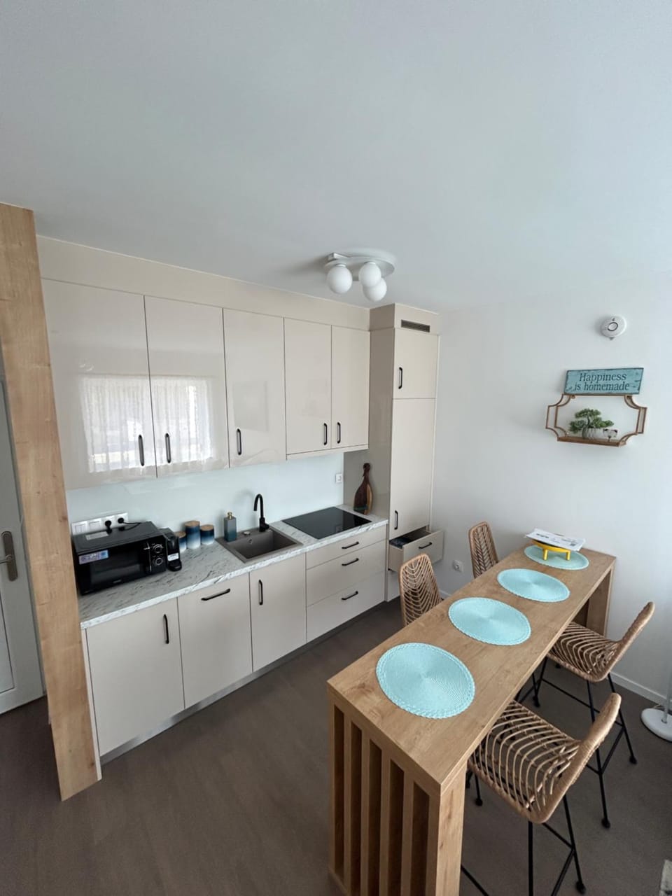 Kitchen or kitchenette, Dining area, dishwasher