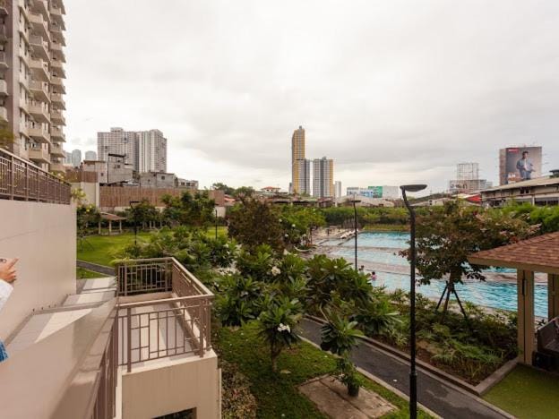 2 BR Near BGC and CBD City View Balcony Full Kitchen Self Check in Prisma Pasig Apartment in Pasig