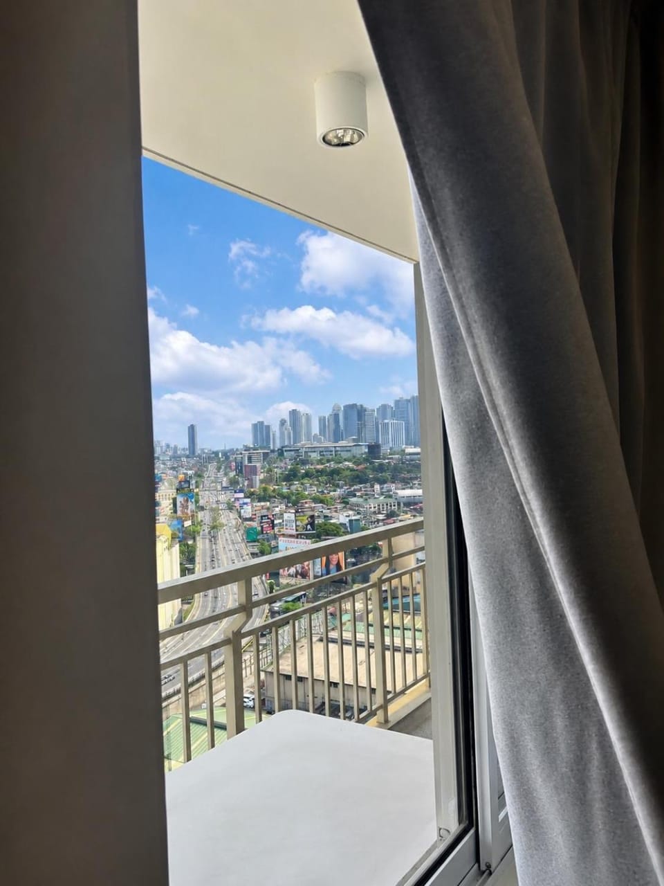 2 BR Near BGC and CBD City View Balcony Full Kitchen Self Check in Prisma Pasig Apartment in Pasig