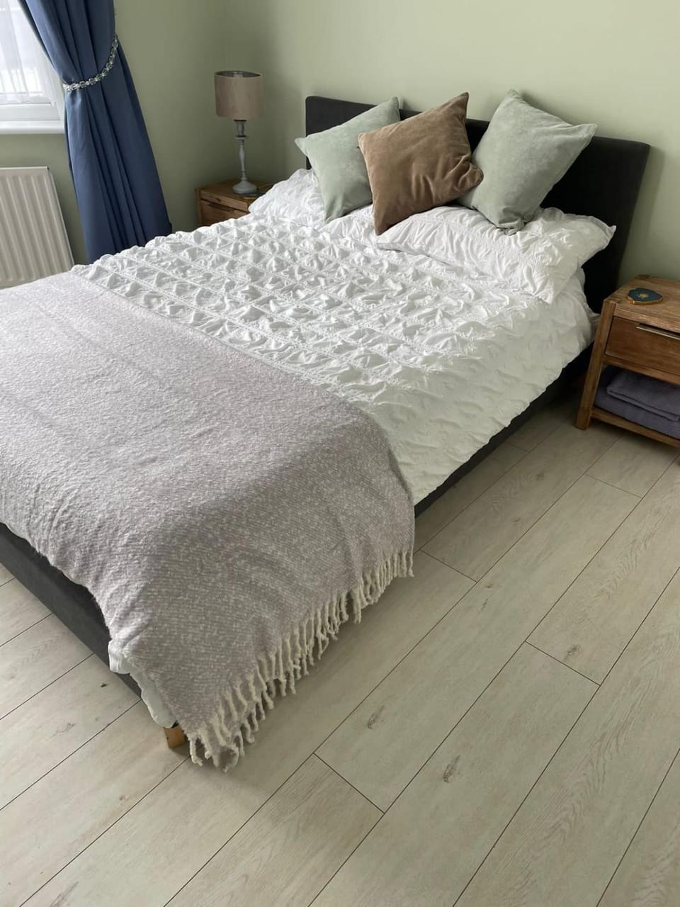 Beautiful double room in family home Vacation rental in Hayes