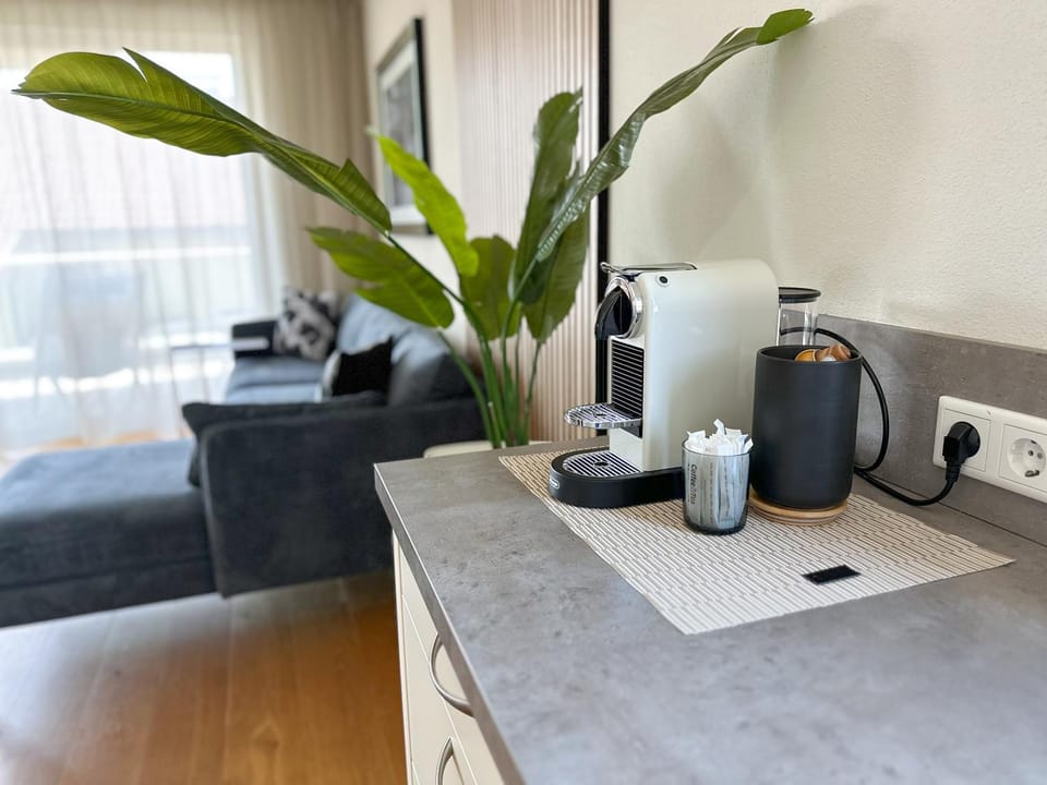 Coffee/tea facilities, Kitchen or kitchenette, Seating area