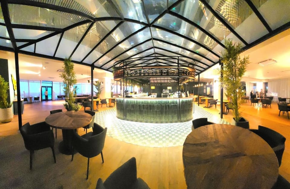 Restaurant/places to eat, People, group of guests
