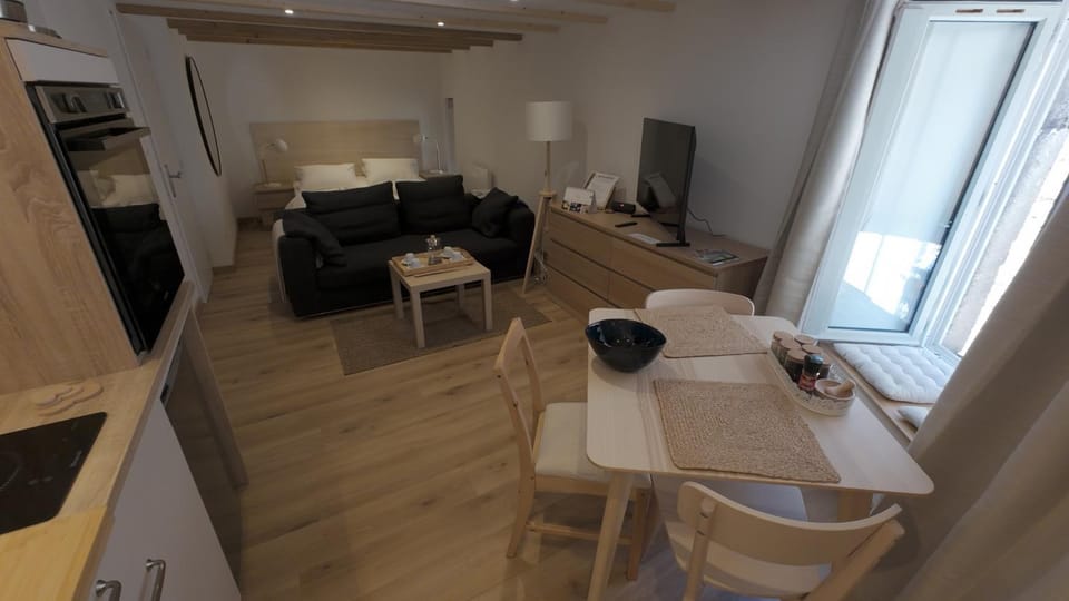 TV and multimedia, Kitchen or kitchenette, Living room, Seating area, Dining area, oven, stove