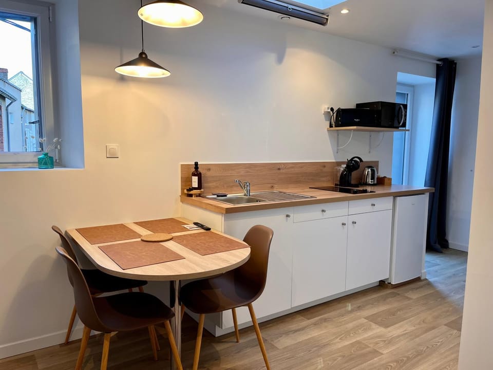 Coffee/tea facilities, Kitchen or kitchenette, Dining area, stove