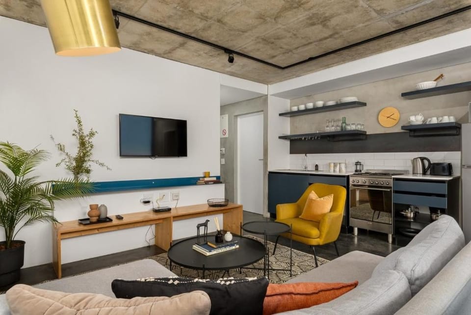 Table Mountain Views & Rooftop Pool Retreat Apartment in Cape Town