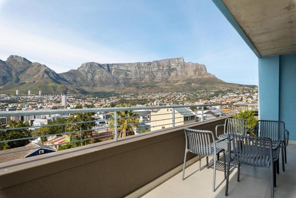 Table Mountain Views & Rooftop Pool Retreat Apartment in Cape Town