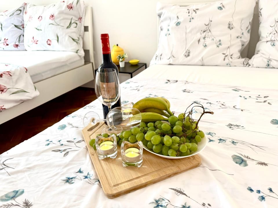 Food and drinks, Bedroom, Drinks, Alcoholic drinks