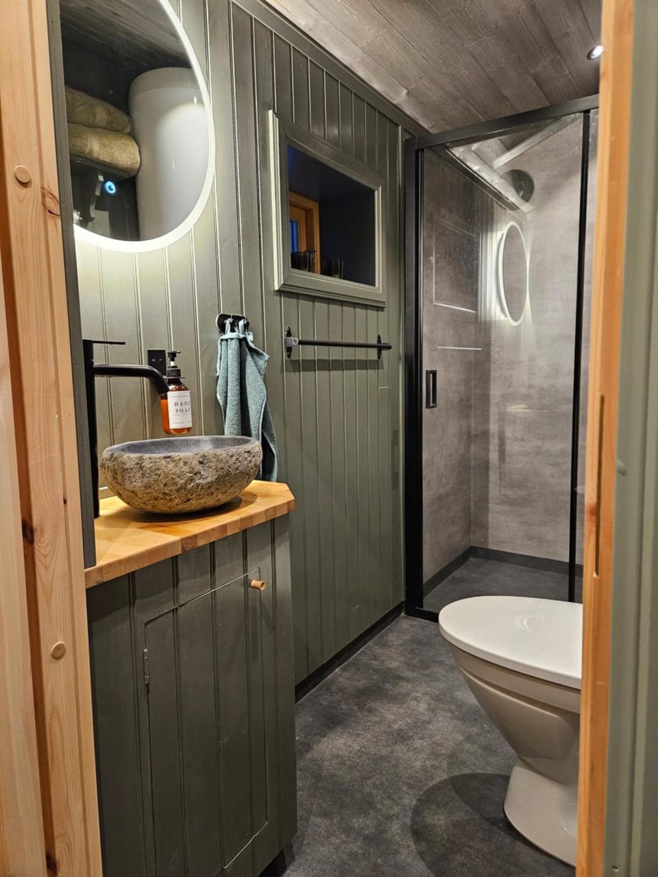 Shower, Toilet