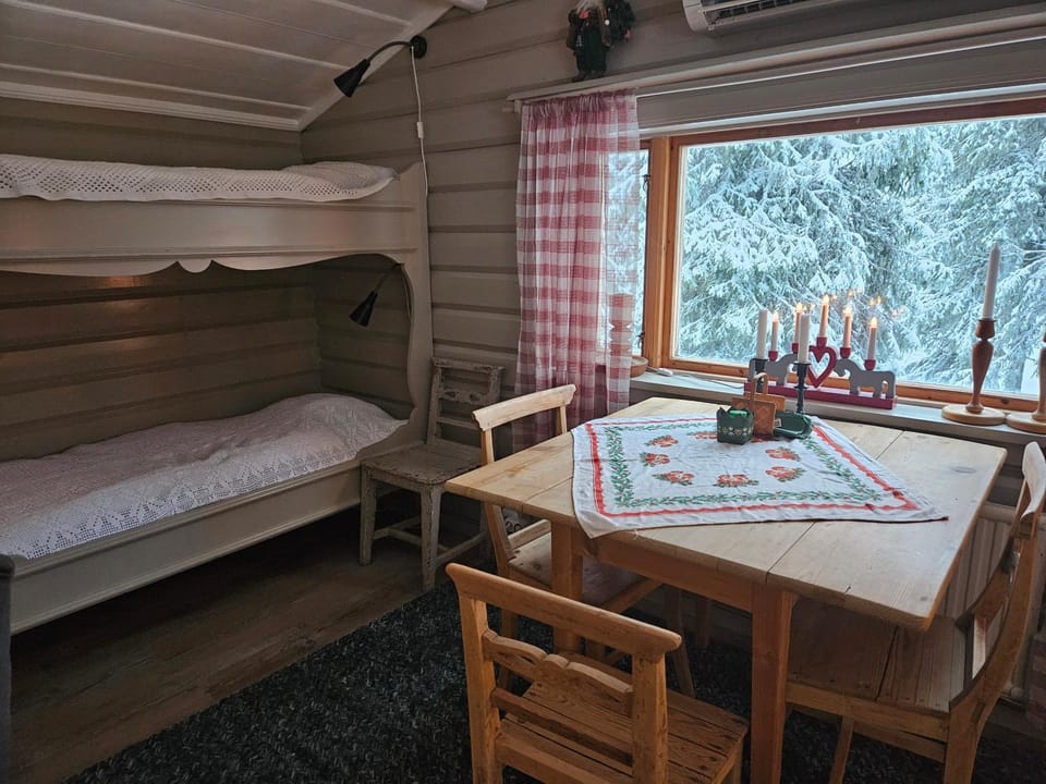 Bed, Dining area