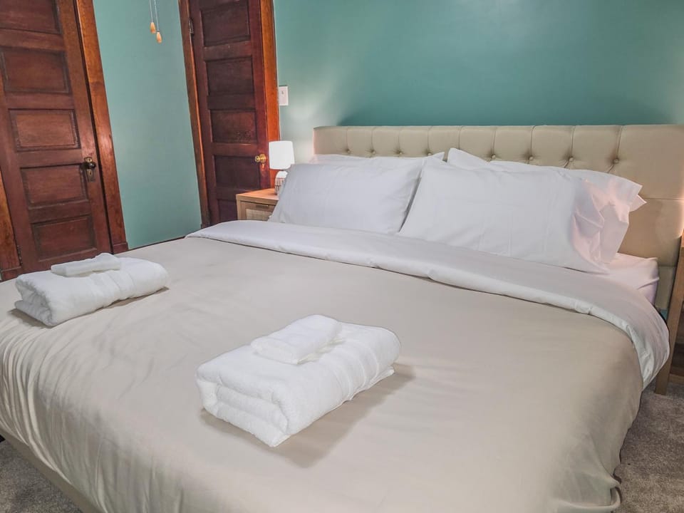 Bed, Photo of the whole room, Bedroom, towels