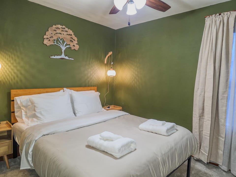 Bed, Photo of the whole room, Bedroom, towels