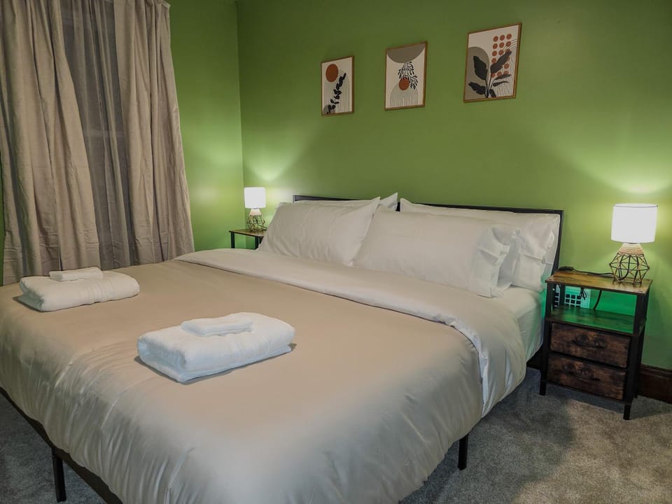 Bed, Photo of the whole room, Bedroom, towels