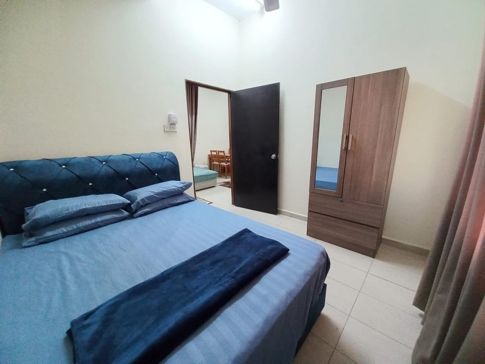Bed, Photo of the whole room, Bedroom, wardrobe