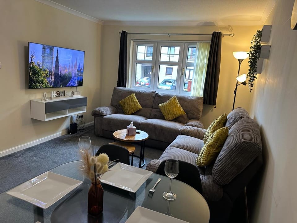 Communal lounge/ TV room, TV and multimedia, Living room, Seating area, Evening entertainment