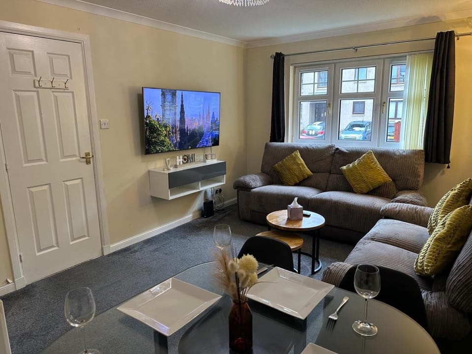 Communal lounge/ TV room, TV and multimedia, Living room, Seating area, Dining area, Evening entertainment