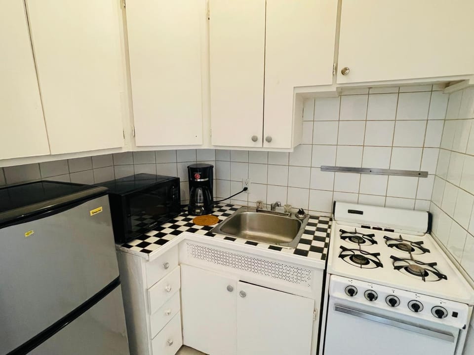 Coffee/tea facilities, Kitchen or kitchenette, oven, stove, toaster