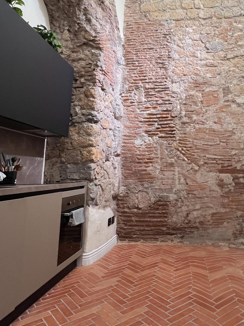 Kitchen or kitchenette, Landmark view, dishwasher, furniture, oven, washing machine