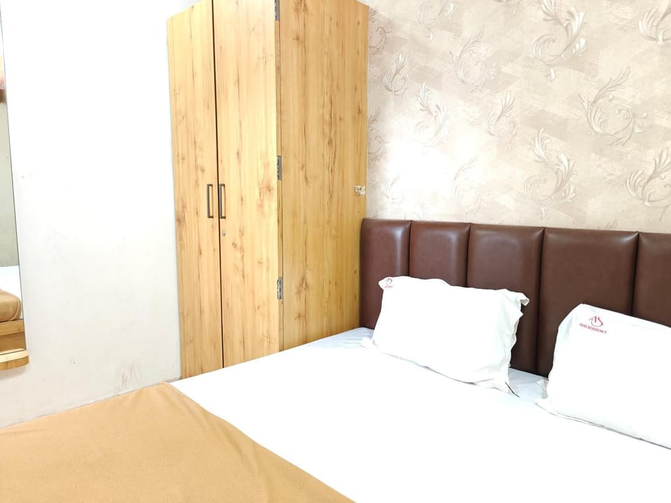 Bed, Photo of the whole room, Seating area, Bedroom, wardrobe
