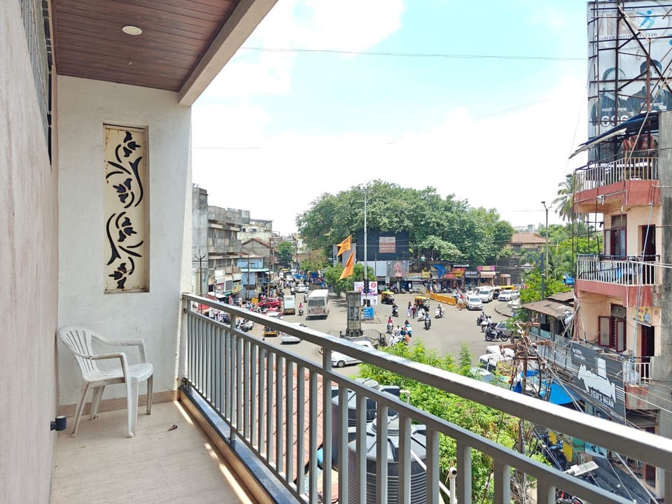 Property building, Day, Neighbourhood, View (from property/room), Balcony/Terrace, City view, Street view, Location, Parking