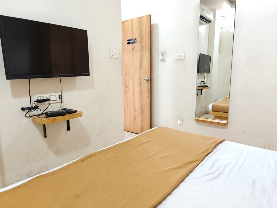 Bed, TV and multimedia, Photo of the whole room, Bedroom, wardrobe