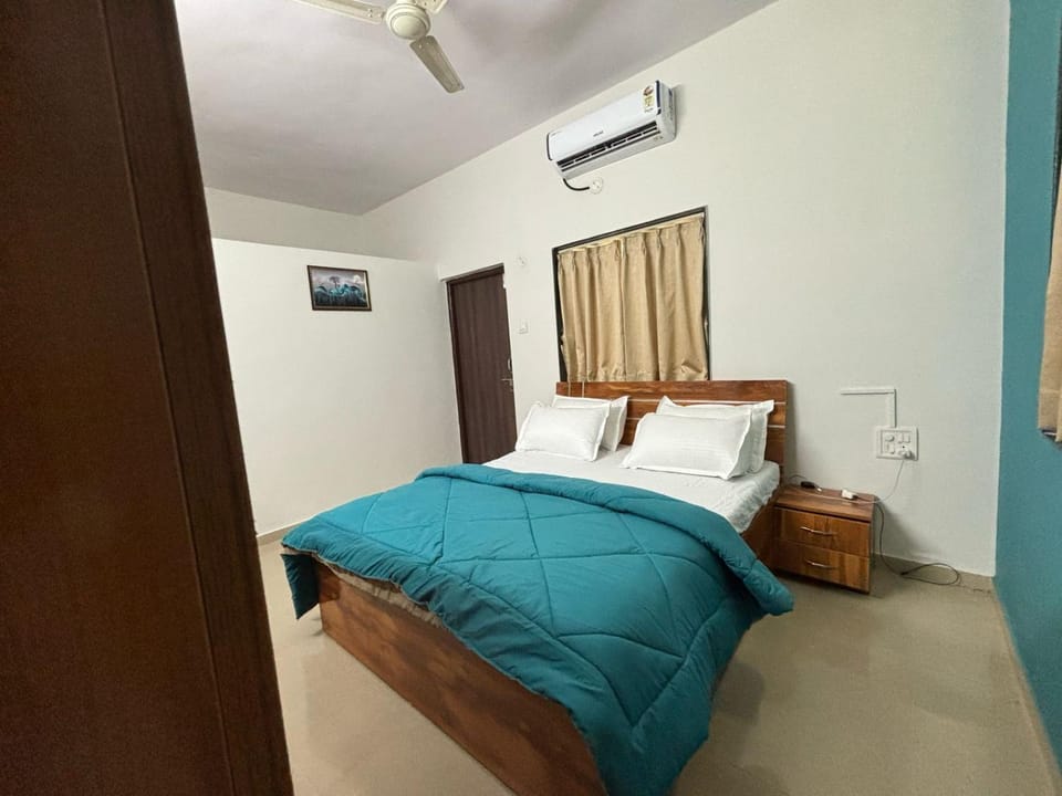 Bed, Photo of the whole room, Bedroom, air conditioner