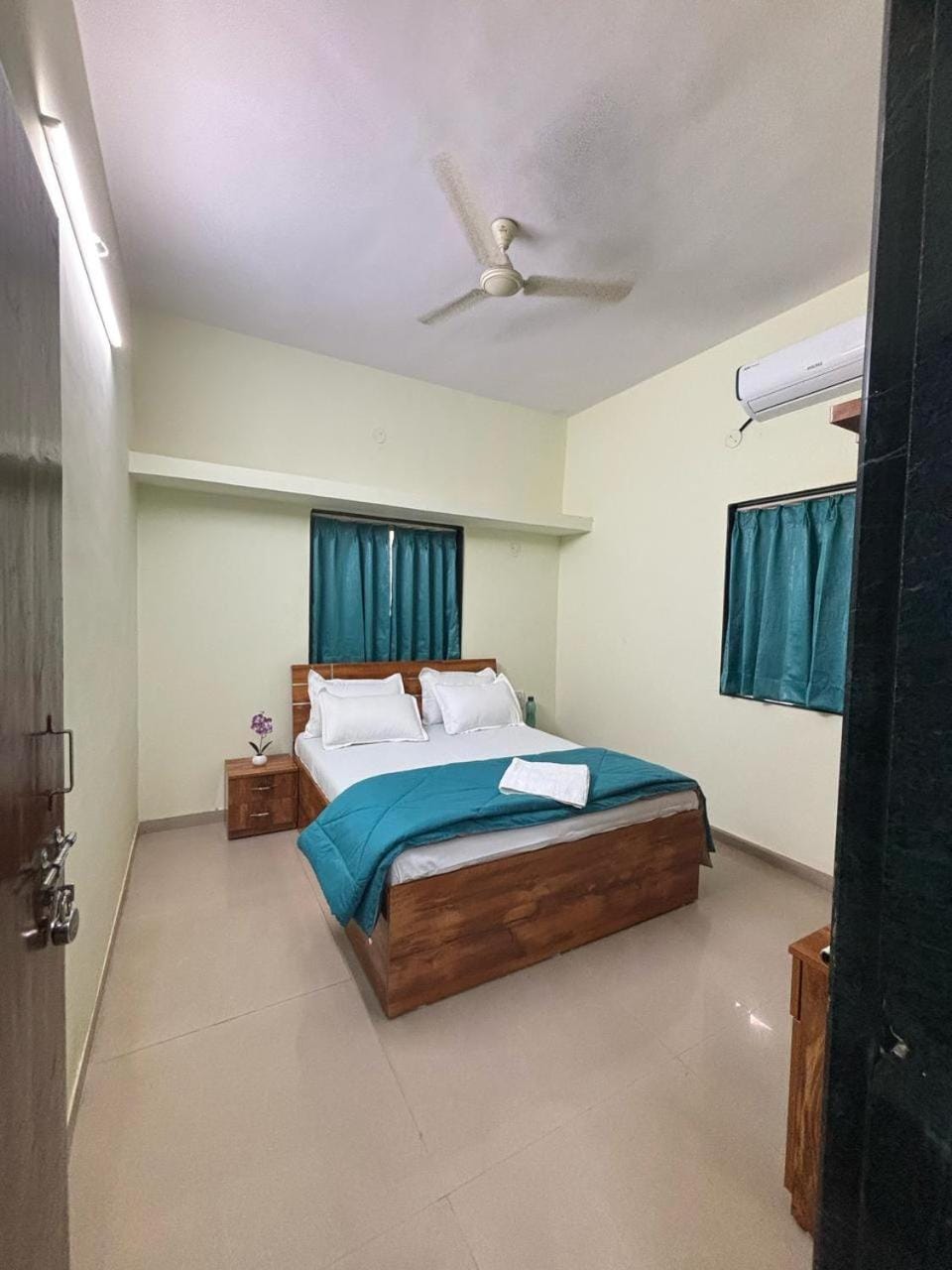 Bed, Photo of the whole room, Bedroom