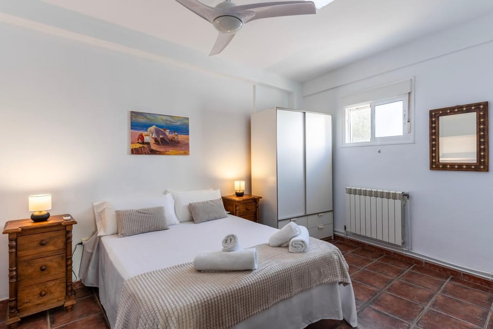 Bed, Bedroom, heating, towels
