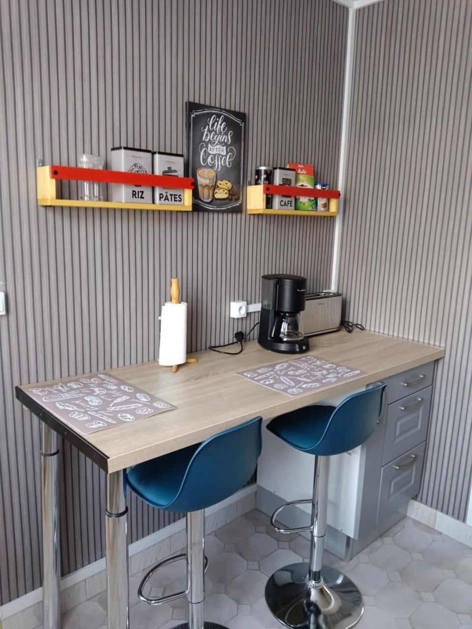 Coffee/tea facilities, Dining area