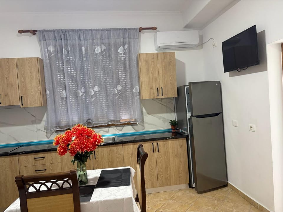 TV and multimedia, Kitchen or kitchenette, Dining area, air conditioner