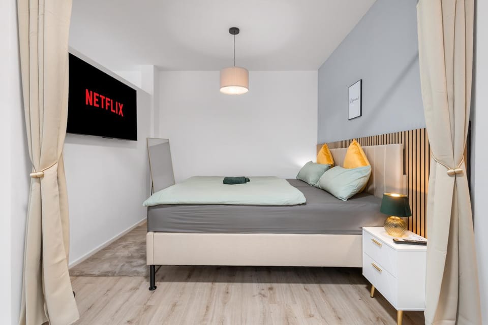 Bed, TV and multimedia, Photo of the whole room, Bedroom