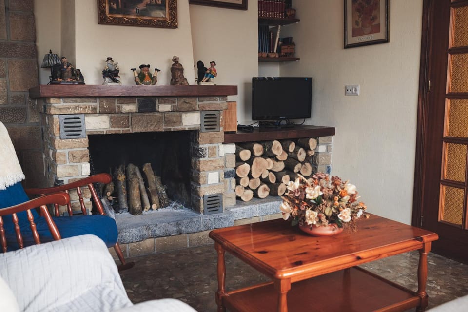 Communal lounge/ TV room, TV and multimedia, Living room, Seating area, fireplace