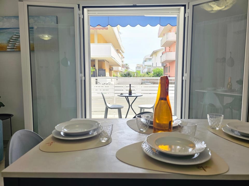 Food and drinks, Dining area, Food, Drinks, Alcoholic drinks