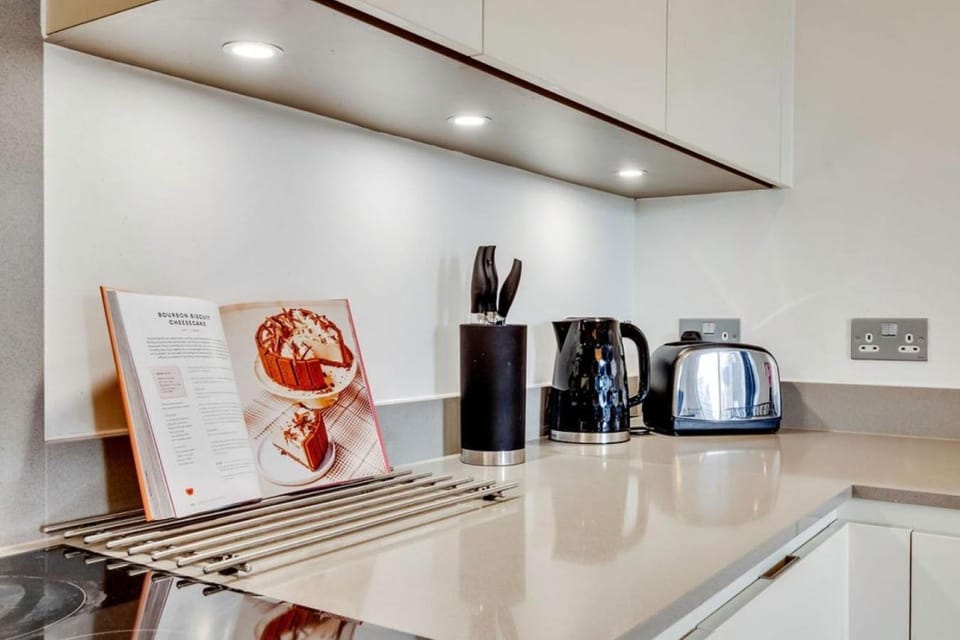 heating, internet, microwave, toaster, kitchen