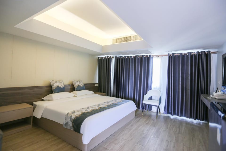 Bed, Living room, Photo of the whole room, Seating area, Bedroom