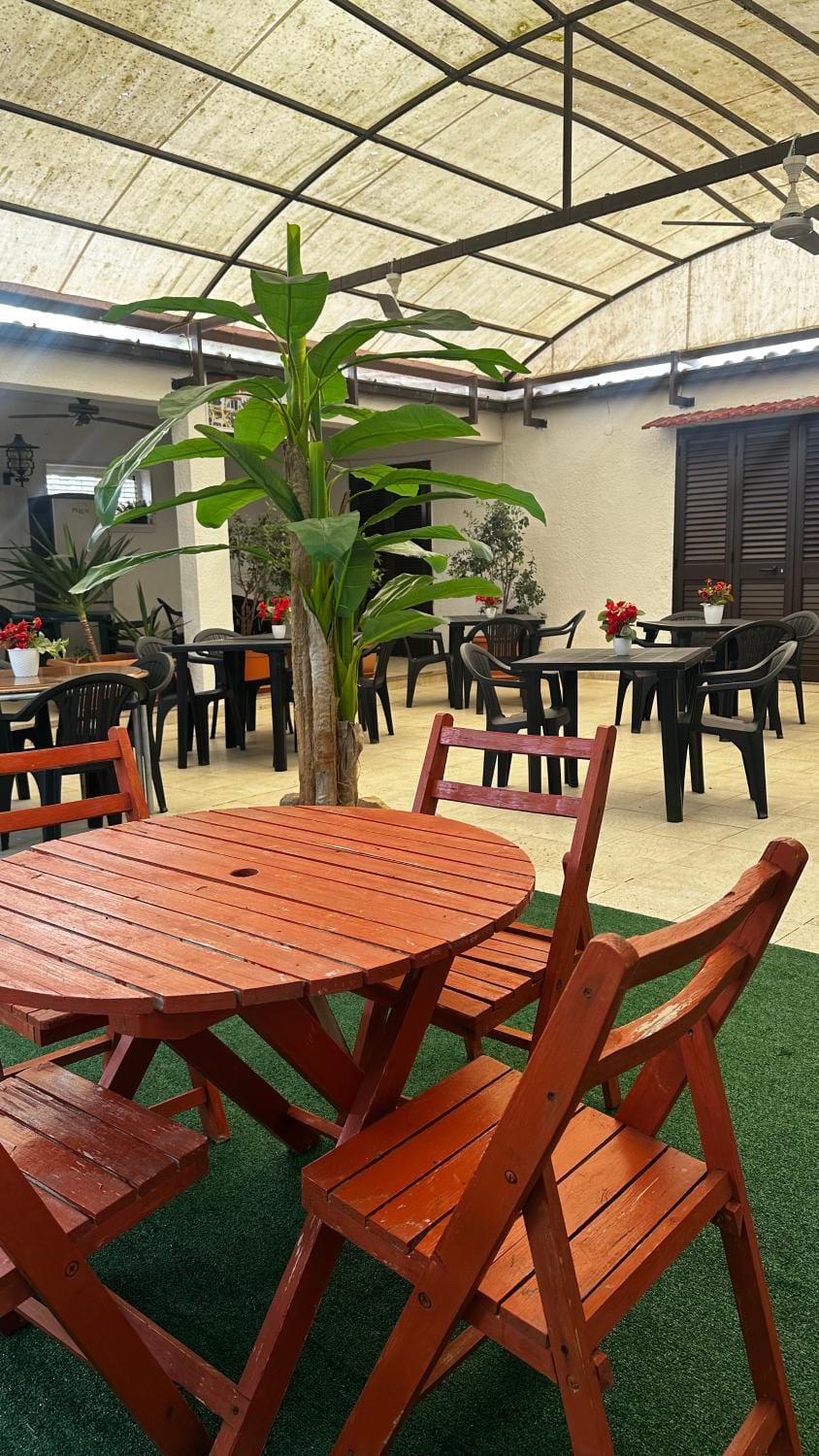 Restaurant/places to eat, Lounge or bar