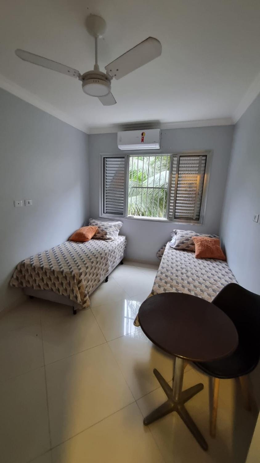 Apartamento completo para até 6 pessoal e reserva de vaga, com estilo na Praia Praia do Tombo&Astúrias Apartment in State of São Paulo