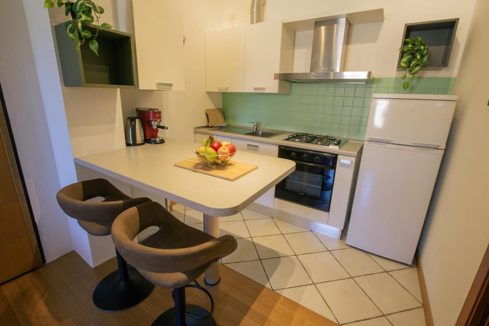 Kitchen or kitchenette, Dining area, oven, stove