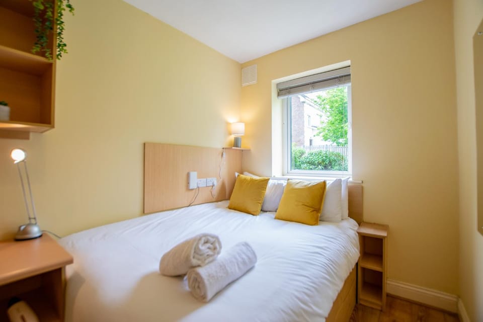 132 - Comfortable 2 Bed - Great Location with parking Apartment in Galway