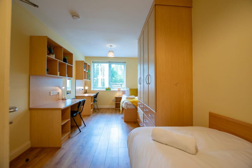 132 - Comfortable 2 Bed - Great Location with parking Apartment in Galway