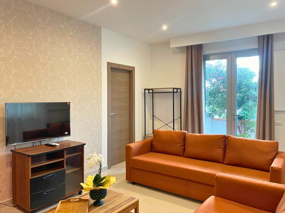 Communal lounge/ TV room, TV and multimedia, Living room, Seating area, Evening entertainment