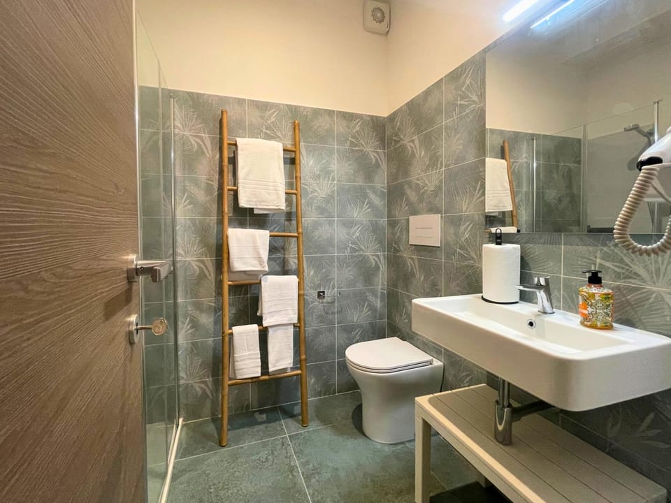 Toilet, Bathroom, towels